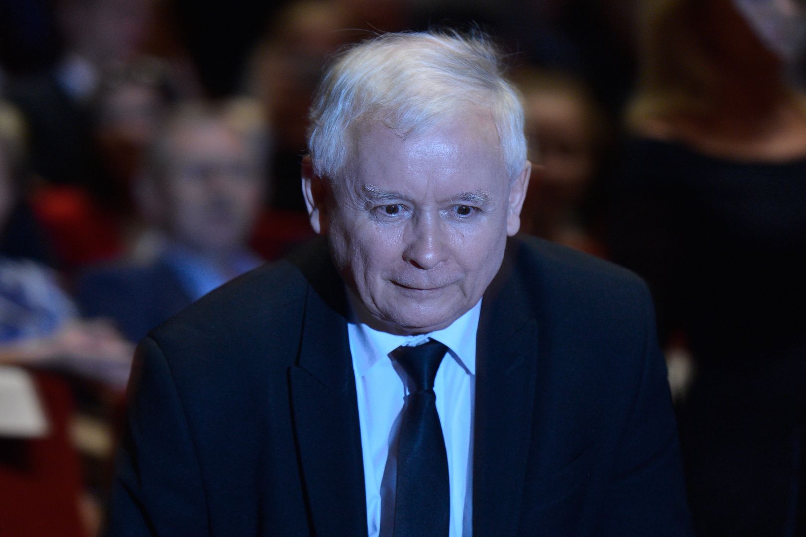 Kaczyński odwiedził grób brata na Wawelu. Ksiądz mówi o "skandalicznym zachowaniu"
