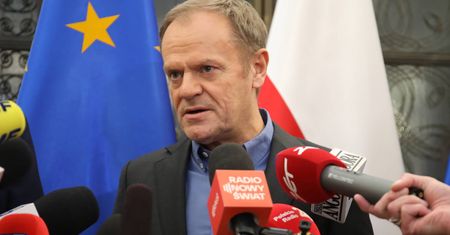 Zobaczyła koszulę Tuska. Stylistka nie wierzy w przypadek