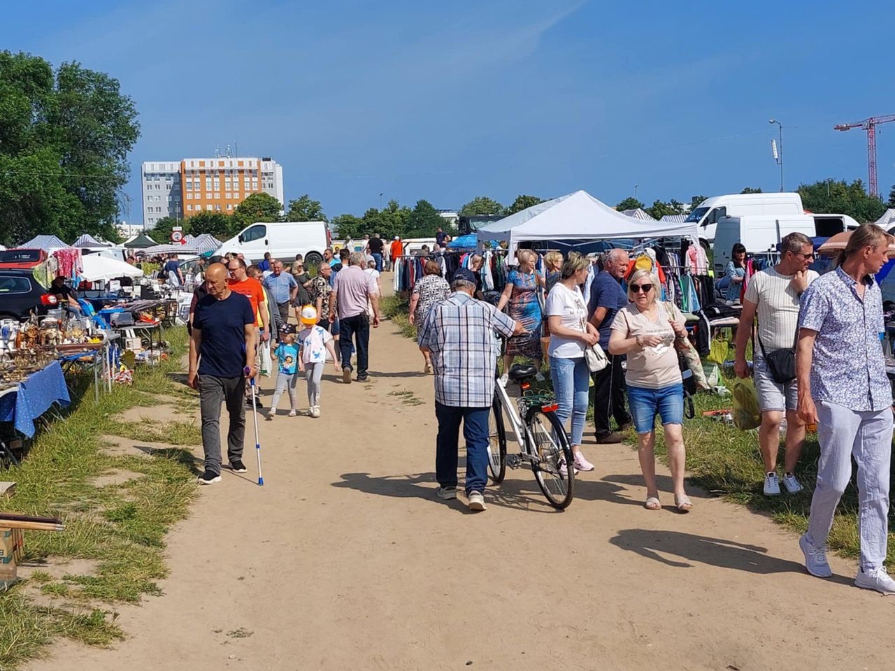 Niedzielna giełda w Koszalinie. Piękna pogoda przyciągnęła tłumy
