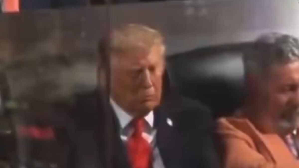 Donald Trump przymykał oczy na meczu NBA.