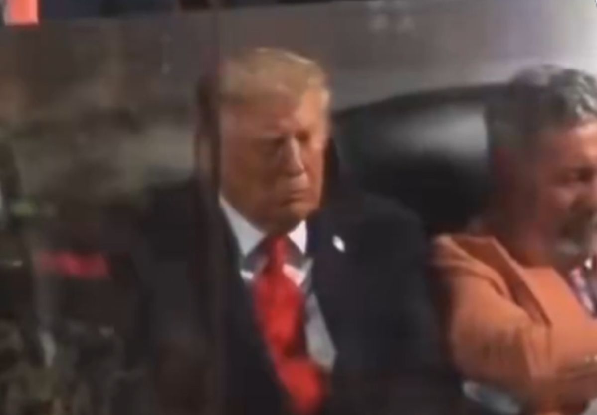 Trump przymknął oczy na meczu. "Zaburzone starzenie"