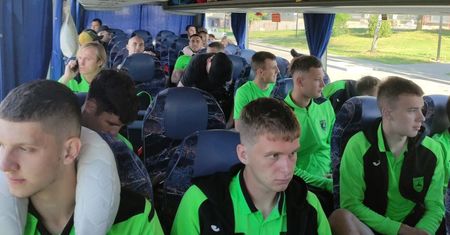 Nie stać ich na samolot. W ten sposób muszą pokonać 1500 km