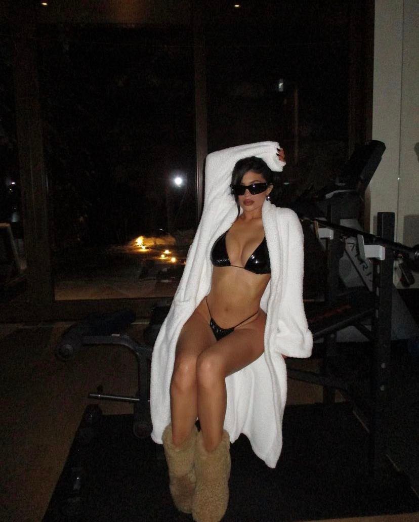 Lateksowa Kylie Jenner WDZIĘCZY SIĘ w jacuzzi