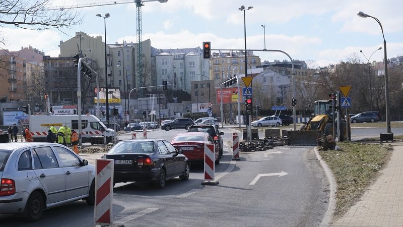 Wyłączony z ruchu prawoskręt z ul. Prusa w al. Solidarności