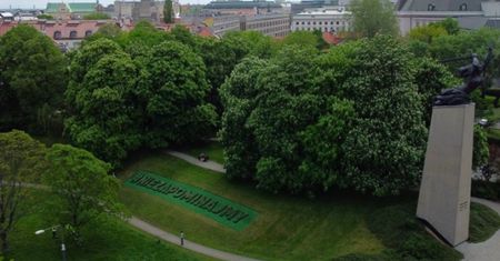 Warszawa. Pamiętamy o ofiarach COVID-19. Kwiatowy napis w hołdzie