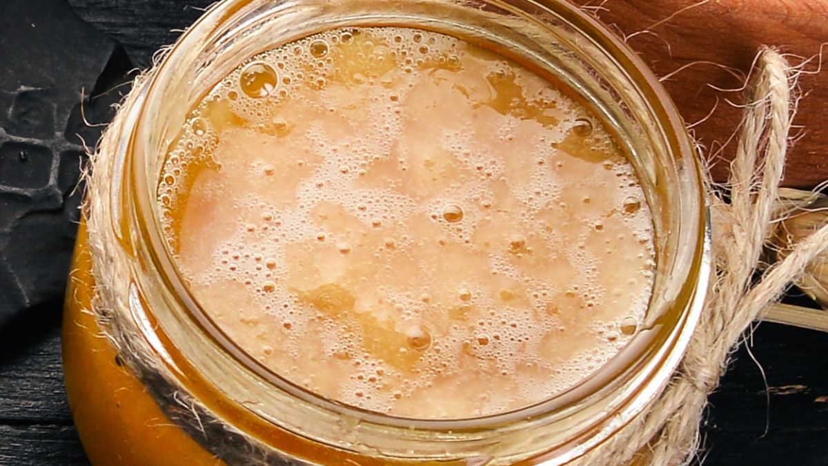 Czym jest biały osad na miodzie? 