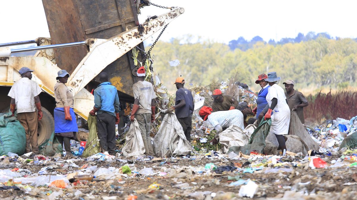 W związku z trudną sytuacją ekonomiczną w kraju wiele osób, aby związać koniec z końcem, ucieka się do zbierania materiałów do recyklingu