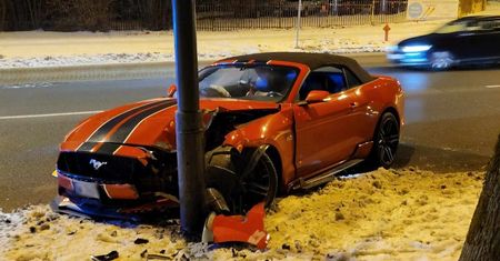 Mustang rozbity w Lublinie. Zaskoczenie policjantów po przybyciu na miejsce