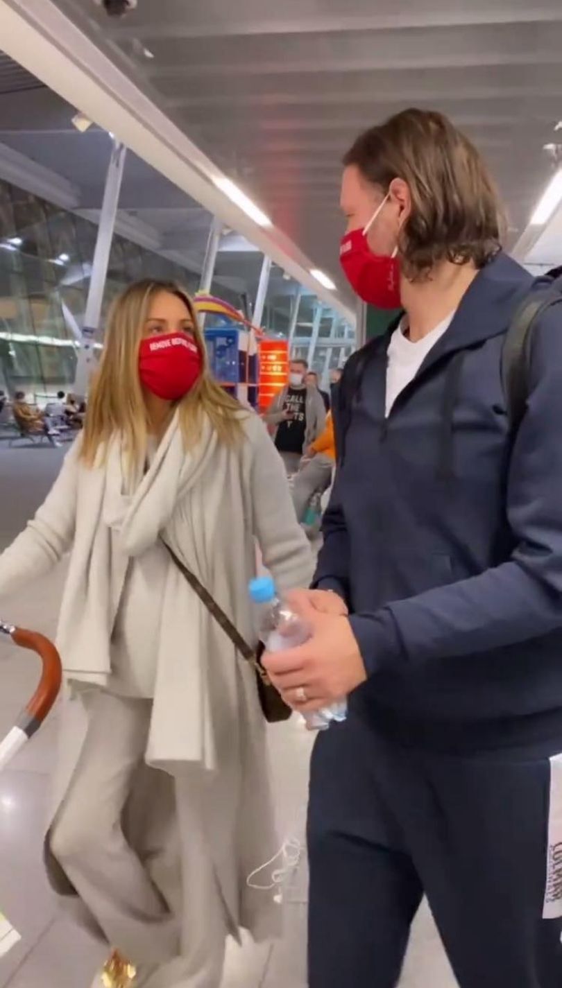 Małgorzata Rozenek i Radosław Majdan pozdrawiają z lotniska przed rodzinną wycieczką