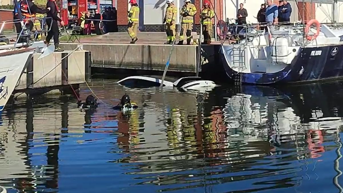 BMW wpadło do wody.