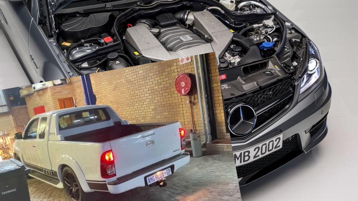 Hilux z silnikiem AMG na co dzień jest wykorzystywany do holowania lawety z Lotusem Exige.