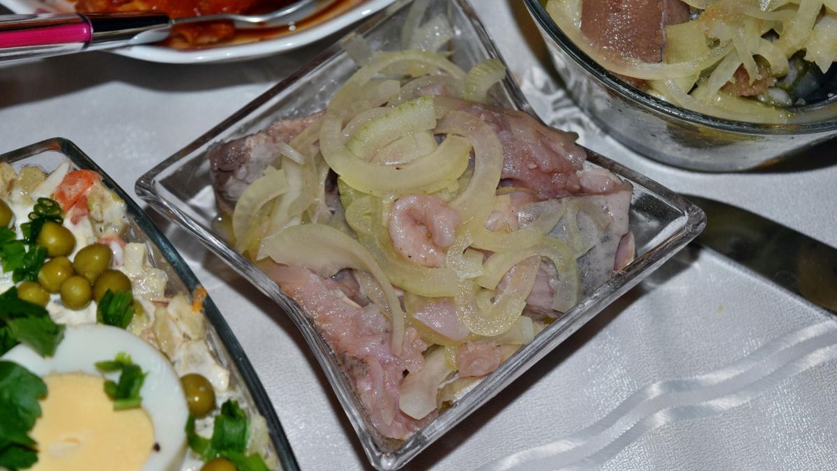 Chronią przed miażdżycą i zawałem, działają jak naturalne antybiotyki. Najlepsze dodatki do śledzi