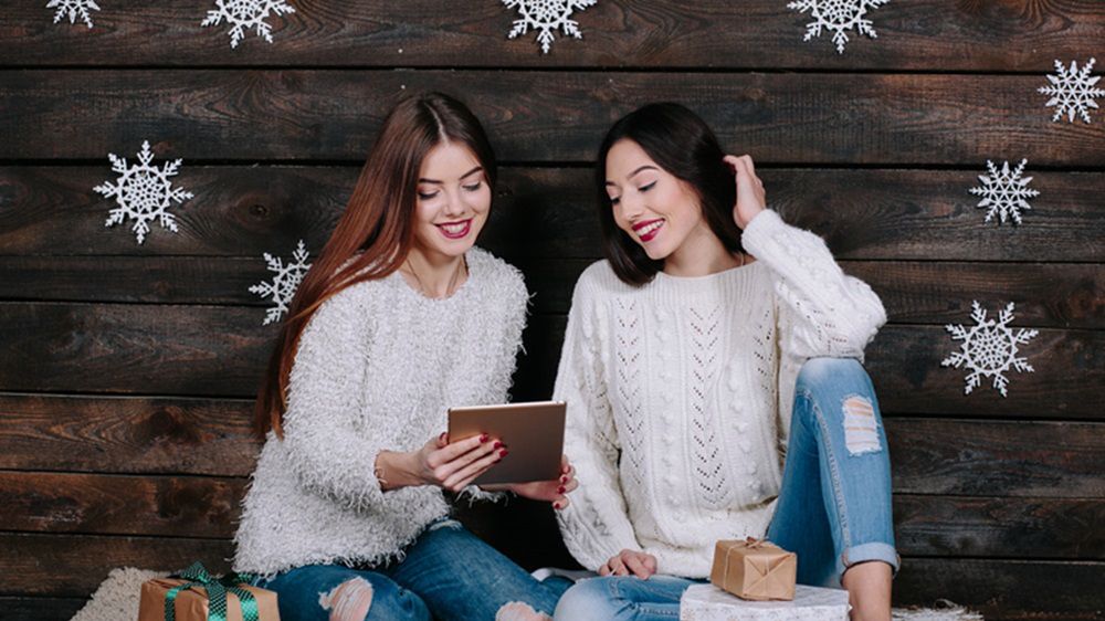 Świąteczny zestaw kosmetyków to bardzo praktyczny, a zarazem elegancki prezent, który możemy podarować siostrze
