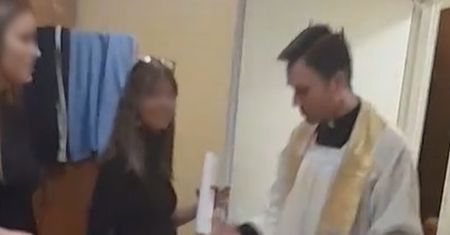 Ksiądz Piotr otworzył drzwi w akademiku i.... Nagranie z Bydgoszczy jest hitem