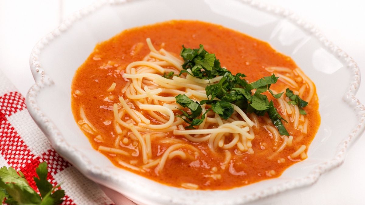 Czy warto dodać masło do zupy pomidorowej?