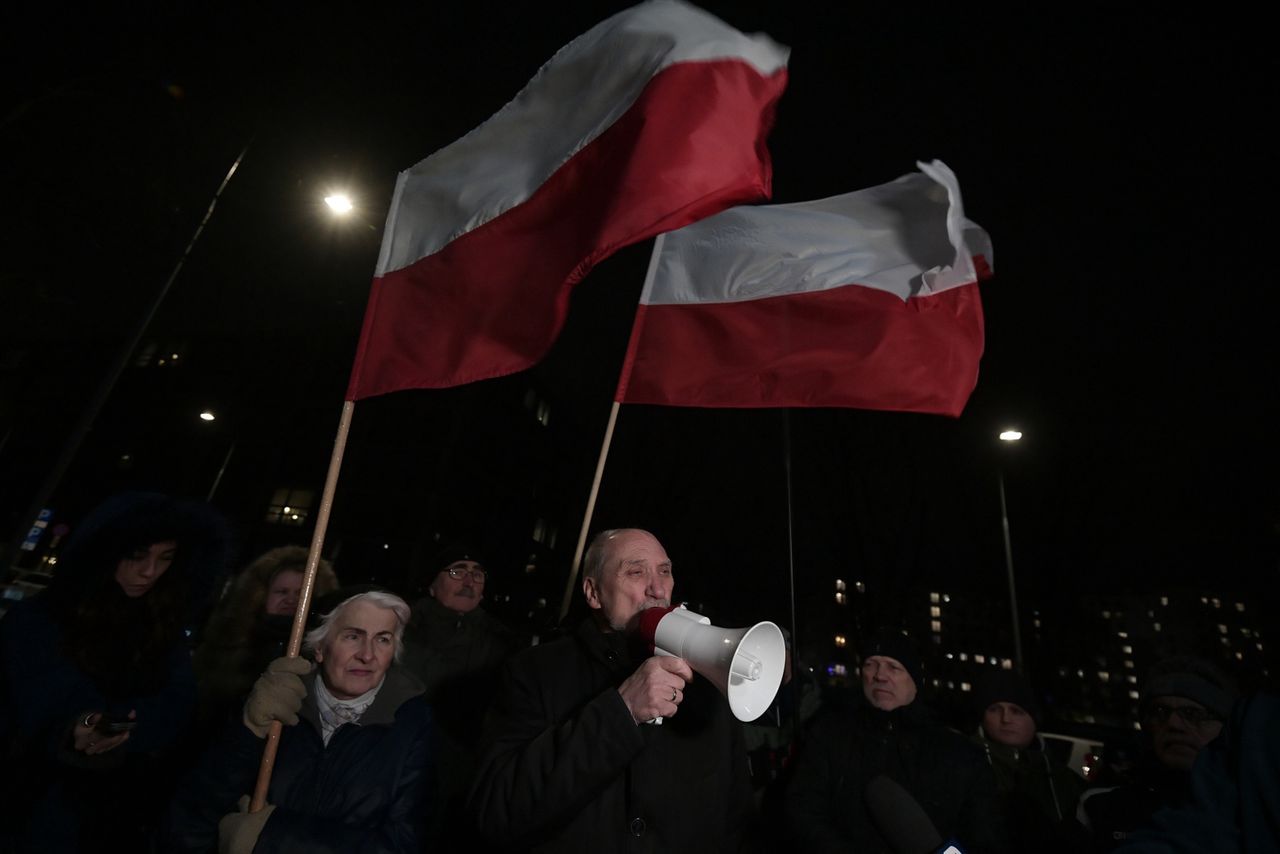 Macierewicz na proteście: Tusk boi się odpowiedzialności