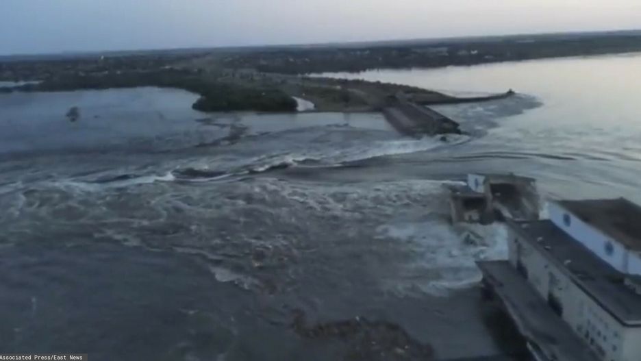Rosjanie wysadzili tam? w Nowej Kachowce
In this image taken from video released by the Ukrainian Presidential Office, water runs through a breakthrough in the Kakhovka dam in Kakhovka, Ukraine, Tuesday, June 6, 2023. Ukraine on Tuesday accused Russian forces of blowing up the major dam and hydroelectric power station in a part of southern Ukraine they control, threatening a massive flood that could displace hundreds of thousands of people, and ordered residents downriver to evacuate. (Ukrainian Presidential Office via AP)