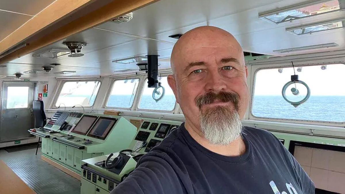 Kpt. Janusz Stolorz w sterowni statku (fot. archiwum prywatne autora)