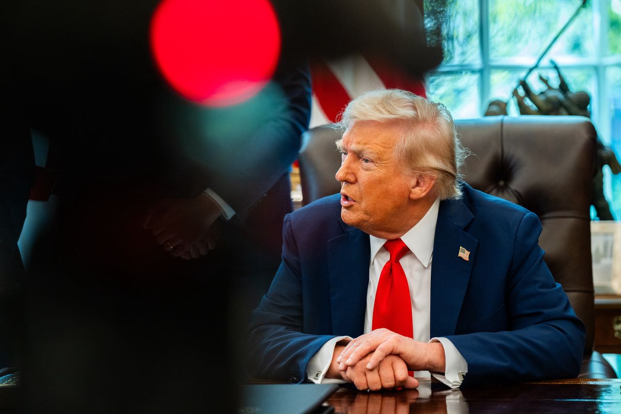 Nvidia prezentuje wyniki, a dolar osłabia się na tle konfliktu Trumpa z Fed