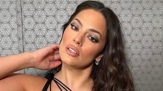 Ashley Graham skrzywdzona przez makijażystkę! Na imprezę "Vogue'a" wymalowała ją jak TRUPA... (ZDJĘCIA)