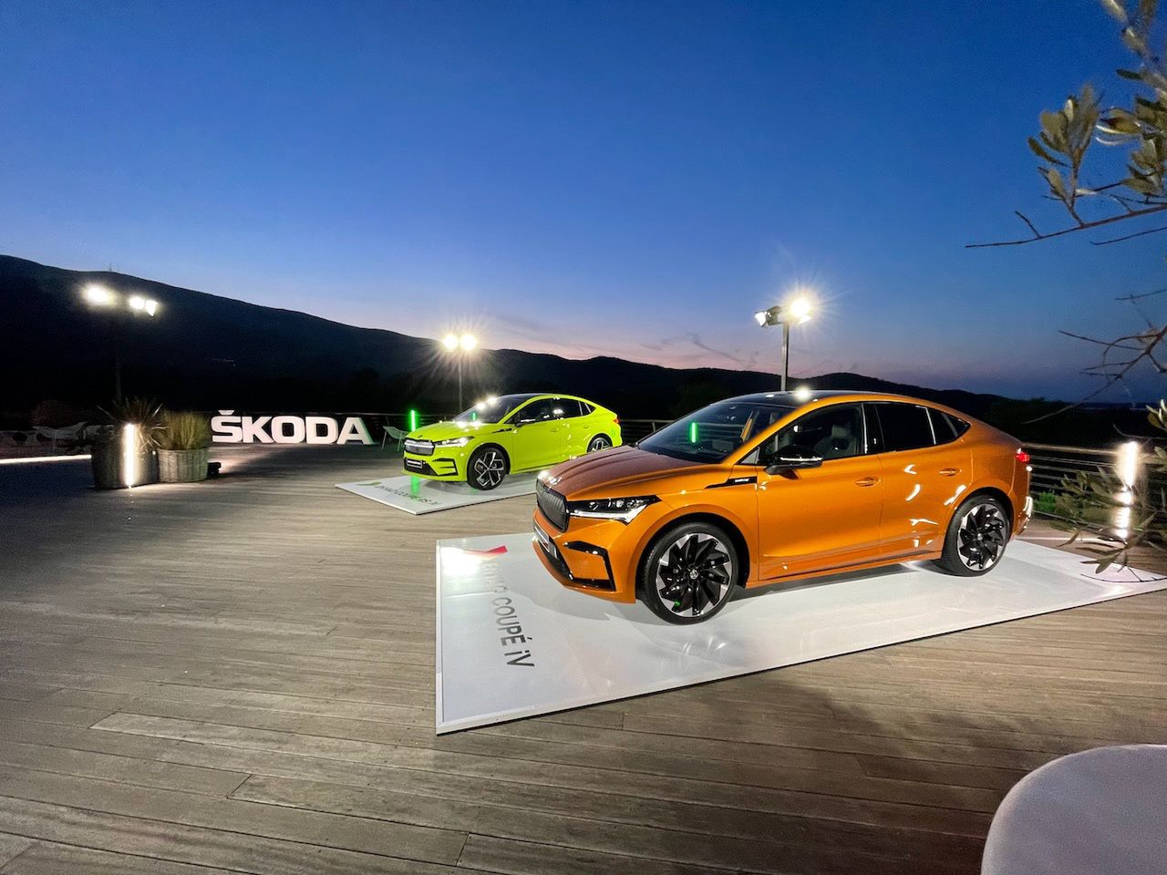 Skoda Enyaq Coupe iV i Skoda Enyaq Coupe iV RS (z lewej)