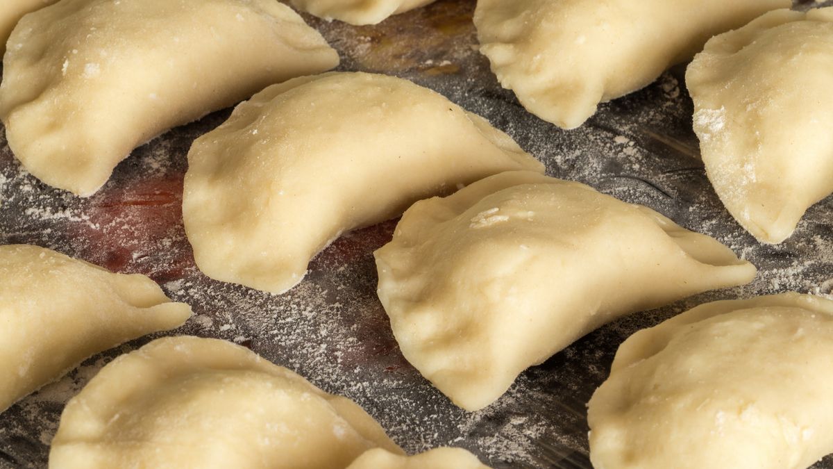 Na czym można zrobić ciasto na pierogi?