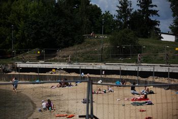 Wystartował sezon kąpielowy na remontowanych Bagrach. Czy da się w ogóle plażować i wejść do wody?