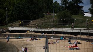 Wystartował sezon kąpielowy na remontowanych Bagrach. Czy da się w ogóle plażować i wejść do wody?