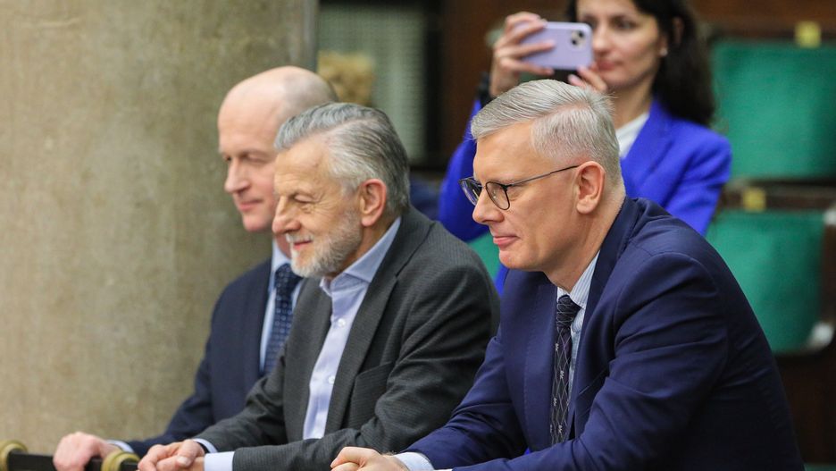 Warszawa, 29.11.2023. Szef Państwowej Komisji ds. badania wpływów rosyjskich Sławomir Cenckiewicz (P) oraz członek komisji Andrzej Zybertowicz (C) na sali obrad Sejmu w Warszawie, 29 bm. Sejm ma zająć się odwołaniem członków Państwowej Komisji do spraw badania wpływów rosyjskich na bezpieczeństwo wewnętrzne Rzeczypospolitej Polskiej w latach 2007-2022. Zgodnie z ustawą powołującą komisję, jej członków powołuje i odwołuje Sejm. (jm) PAP/Paweł Supernak