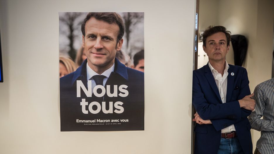 A poster of French President Emmanuel Macron displayed as journalists and supporters attends an electoral party for the results of the second round of the French legislatives elections, at headquarters of French President's centrist Ensemble, in Paris, France, 19 June 2022. The legislative elections in France are held to elect the 577 members for the National Assembly of the French Republic. EPA/CHRISTOPHE PETIT TESSON Dostawca: PAP/EPA.