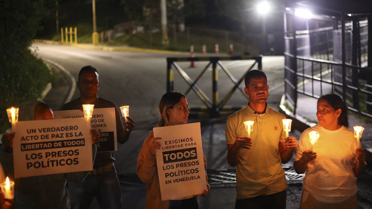 Krewni więżniów politycznych przed więzieniem Rodeo I w Zamorze w Wenezueli