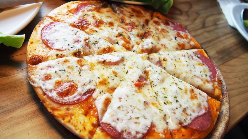 Pizza w ciąży jest dozwolona, o ile nie zawiera niedozwolonych składników.