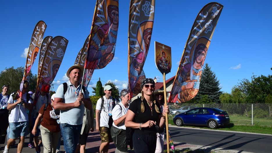 XXX Łowicka Piesza Pielgrzymka Młodzieżowa na Jasną Górę pod koniec pierwszego dnia pątnikowania