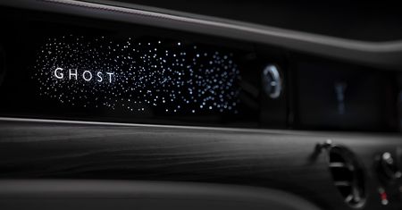 Nowy Rolls-Royce Ghost z rozświetlonym kokpitem zadebiutuje 1 września