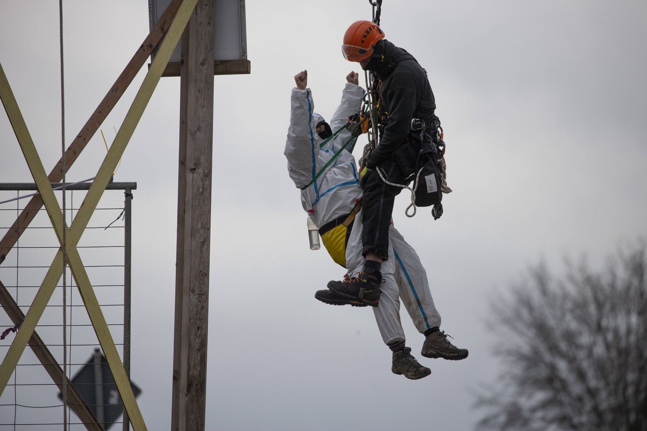 Activists block road to Luetzerath village set to be demolished
02 January 2023, North Rhine-Westphalia, Luetzerath: Activists are taken into custody by high-altitude police climbers after they tried to stop the police preparation for the planned evacuation of the village of Luetzerath. German climate activists positioned themselves on Monday behind a burning barricade to stop construction workers reaching a village earmarked for demolition for mining works. Photo: Thomas Banneyer/dpa 
Dostawca: PAP/DPA.
Thomas Banneyer