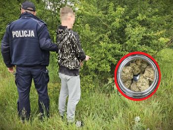 18-letni diler z Lipska zakopał narkotyki w lesie. Po zatrzymaniu grzecznie zaprowadził tam policjantów