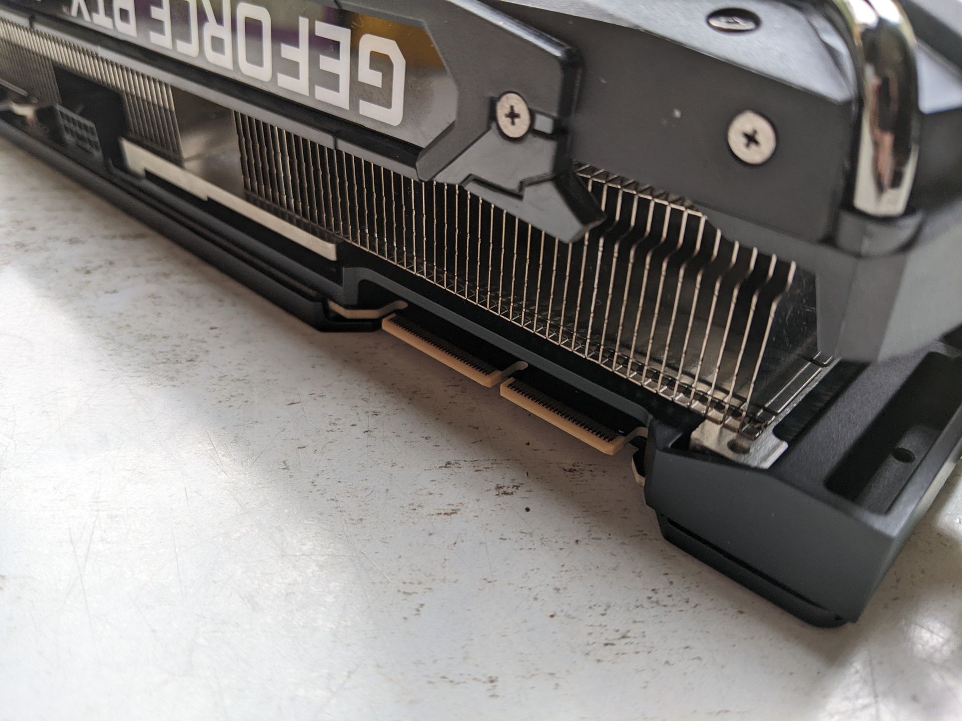 jak zabraknie mocy, jest złącze NVlink do połączenia multi-GPU