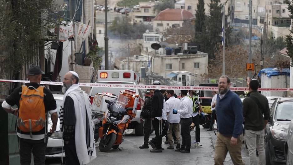 Israeli police officers and rescue services at the scene of a shooting near the Old City in Jerusalem, 28 January 2023, a day after deadly attack on synagogue. According to Israeli police and paramedic services, two men are wounded after a new shooting attack in Jerusalem. Seven people were killed and at least three other injured in a shooting attack at a synagogue in Jerusalem on 27 January. EPA/ATEF SAFADI Dostawca: PAP/EPA.