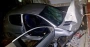 Poniatowa: Uderzył peugeotem w dom. 22-latek był pijany