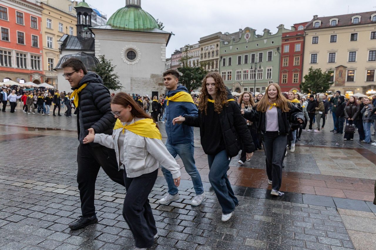 Kraków: XXV Dzień Papieski. Mieszkańcy już tradycyjnie odtańczyli belgijkę na Rynku Głównym