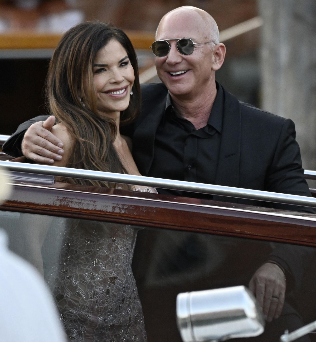 Lauren Sanchez Bezos kisses Jeff Bezos as they depart from the Aman hotel during wedding celebrations the day after their wedding in Venice, Italy, 28 June 2025. EPA/DANIEL DAL ZENNARO Dostawca: PAP/EPA.