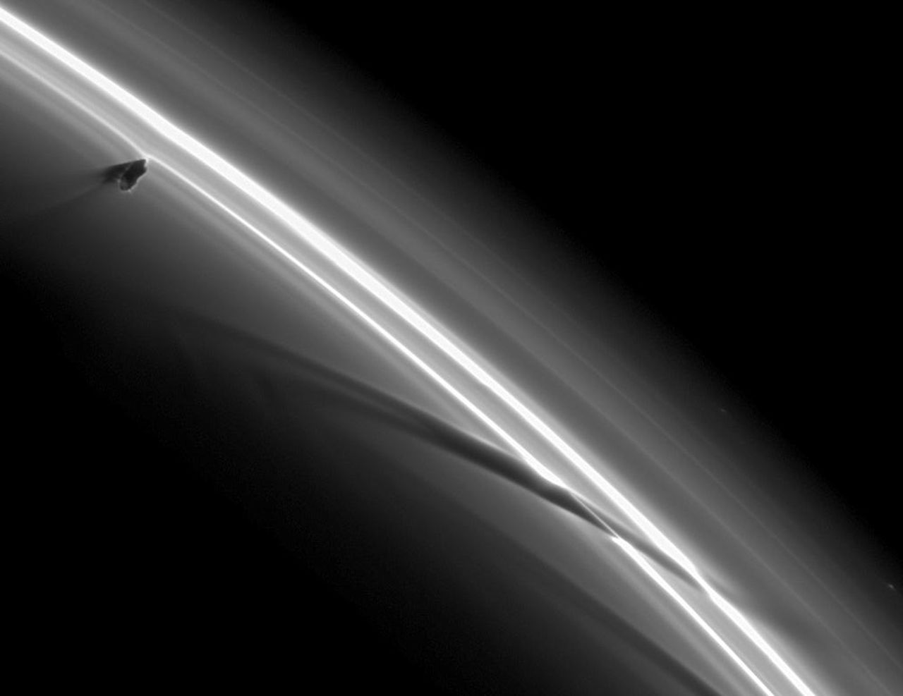 Pół godziny po wdarciu się Prometeusza w obszar pierścienia F, sonda Cassini zarejestrowała ten obraz. Ciemny ślad po lewej stronie to księżyc oraz jego cień. Istnieje prawdopodobieństwo, że Prometeusz ponownie wybije się z pierścienia planety. Zdjęcie zostało wykonane 14 stycznia 2009 roku.