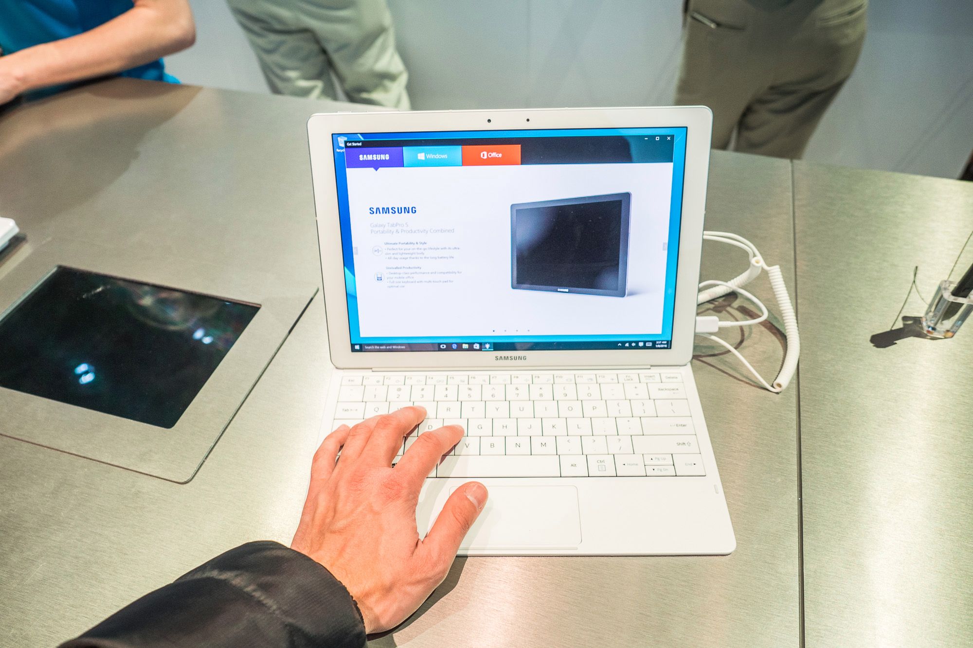Galaxy TabPro S, Gear S2 classic w nowych wersjach i niespodzianka dla użytkowników iPhone'ów - nowości Samsunga z CES 2016 19