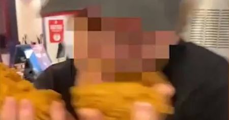 Ohyda w KFC. Pracownicy sieciówki przyłapani na nagraniu
