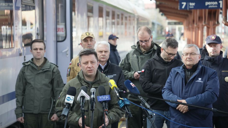 Konferencja ministr�w w Przemy?luFot. Jakub Kaminski/East News, Przemysl, 26.02.2022. Inwazja Rosji na Ukrainie. Mieszkancy Ukrainy ewakuuja sie do Polski i przybywaja m.in. na dworzec w Przemyslu. Konferencja prasowa m.in. ministra infrastruktury Andrzeja Adamczyka i szefa KPRM Michala Dworczyka.
N/z: Michal DworczykJakub Kaminski