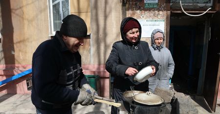 Przeżyła dzięki słoikowi miodu. Ukrainki mówią o głodzeniu Mariupola