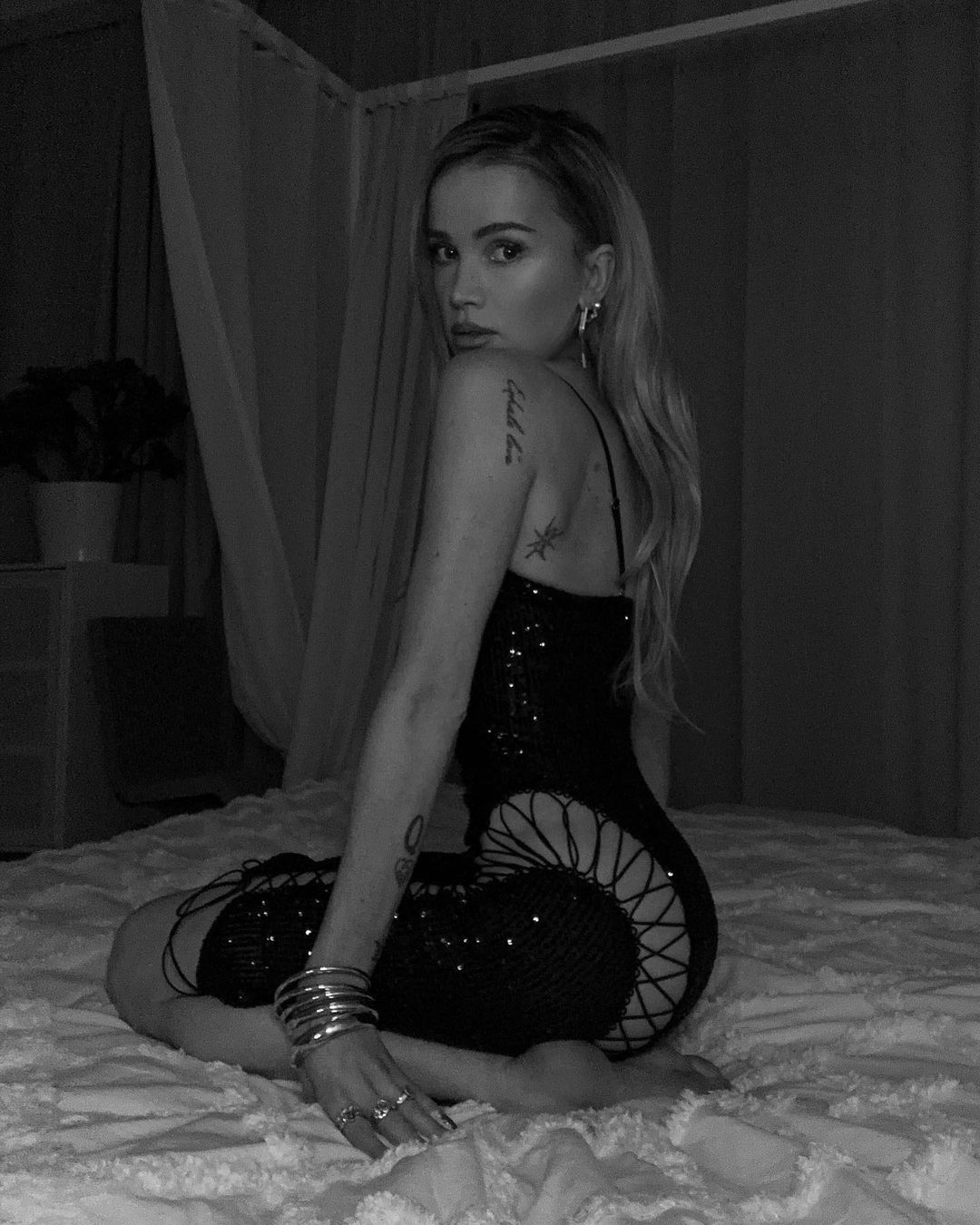 Maffashion w czarne sukience z wycięciami