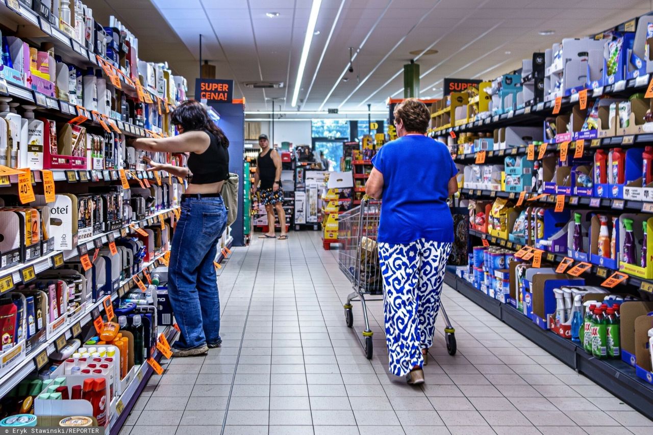 Polacy wskazali, co ich wkurza na zakupach. Co trzeci mówił o alejkach