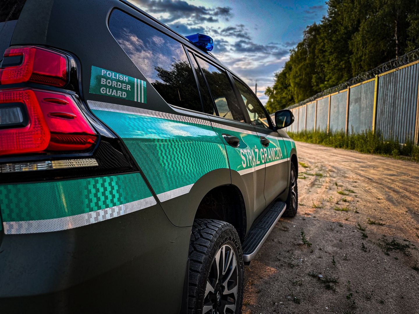 Strażnicy zastali samochód bez kierowcy, ale z pasażerami