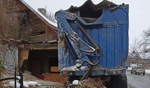 Pojazd wolnobieżny zsunął się z drogi i uderzył w dom